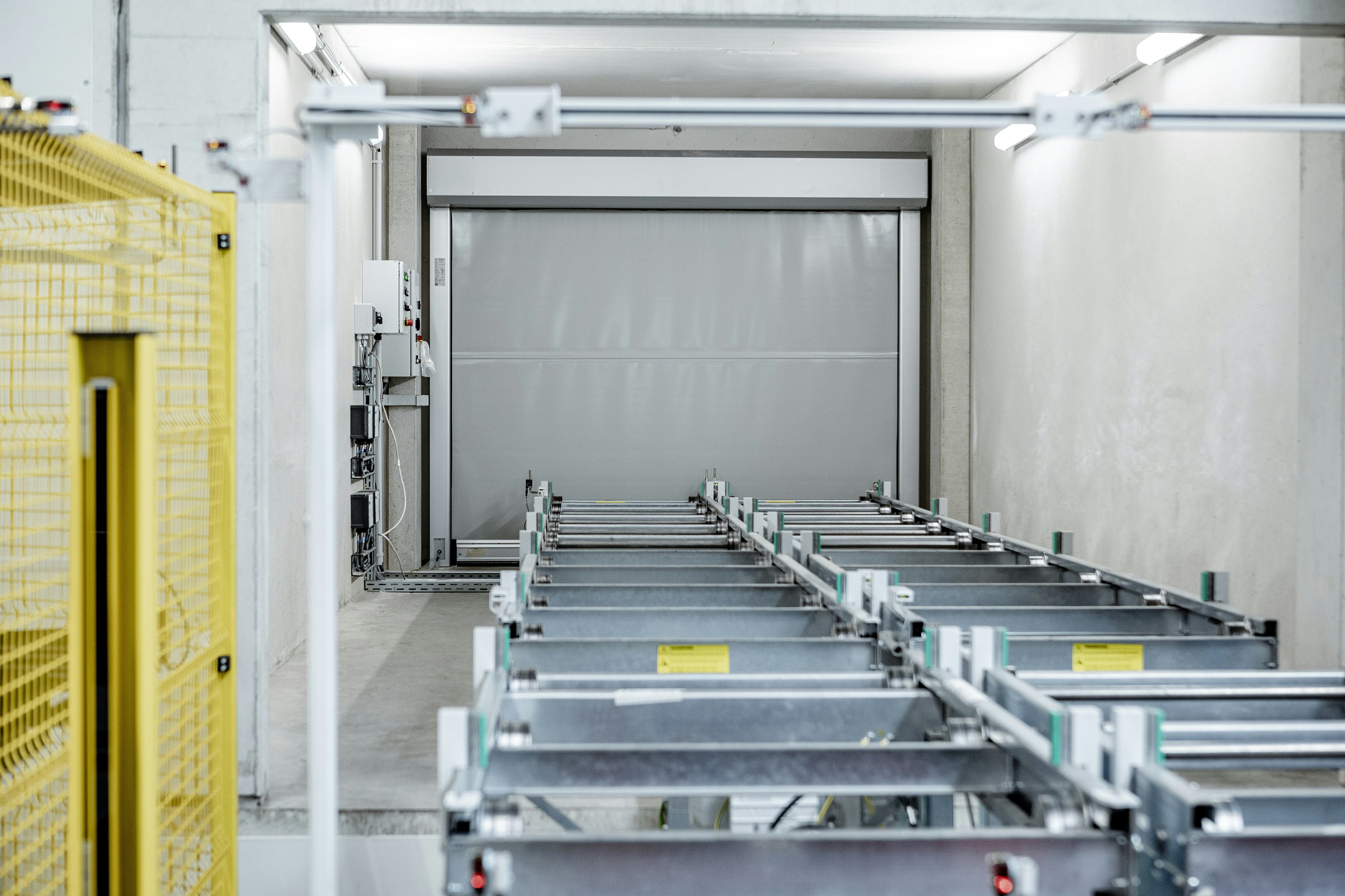 Das neue Schnelllauftor V 4020 Protect erfüllt hohe Anforderungen an Arbeitssicherheit und Fertigungsprozesse und kommt als geprüftes Maschinenschutztor z. B. in Produktionsanlagen zum Einsatz.