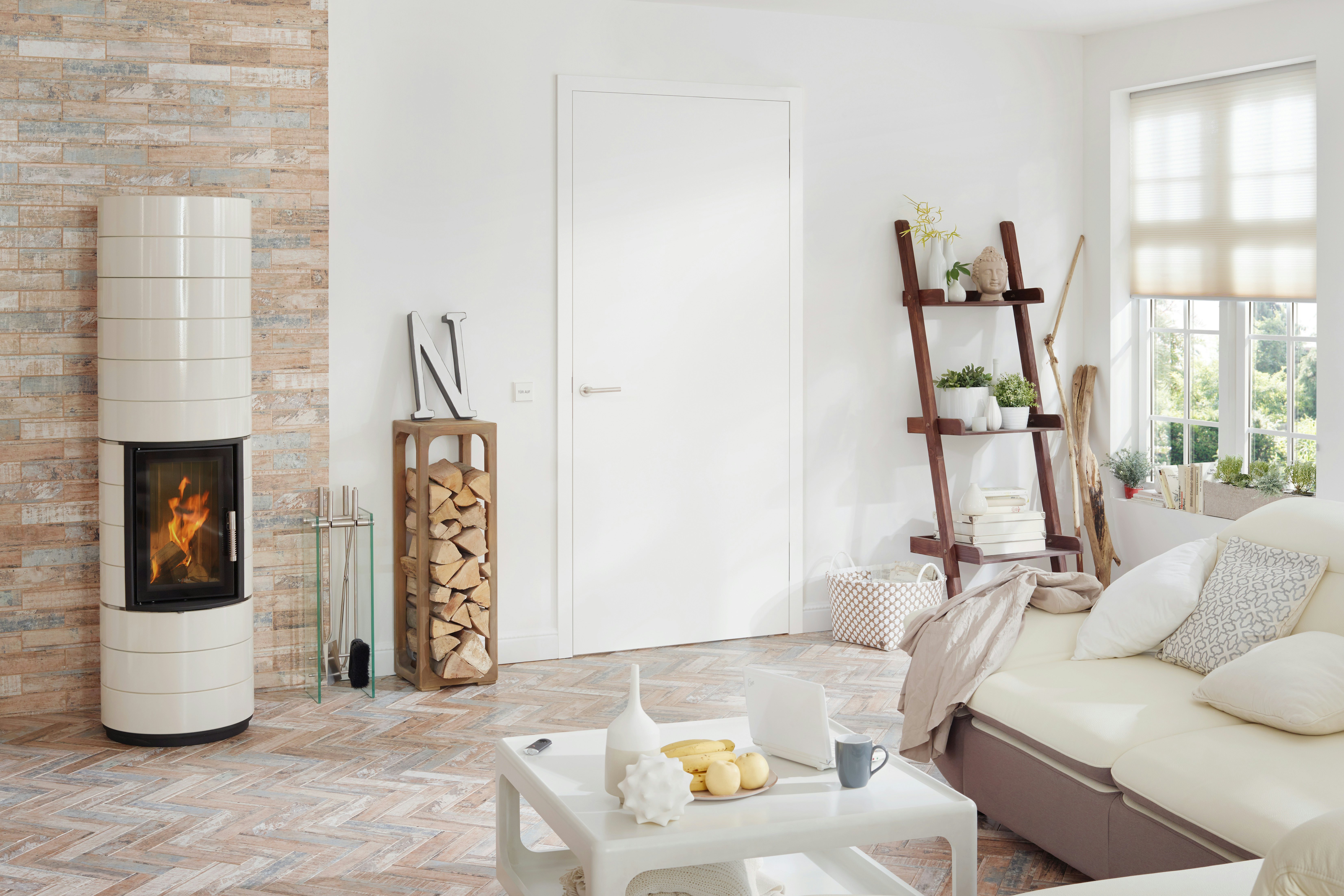 Weiße Zimmertür en un salón moderno