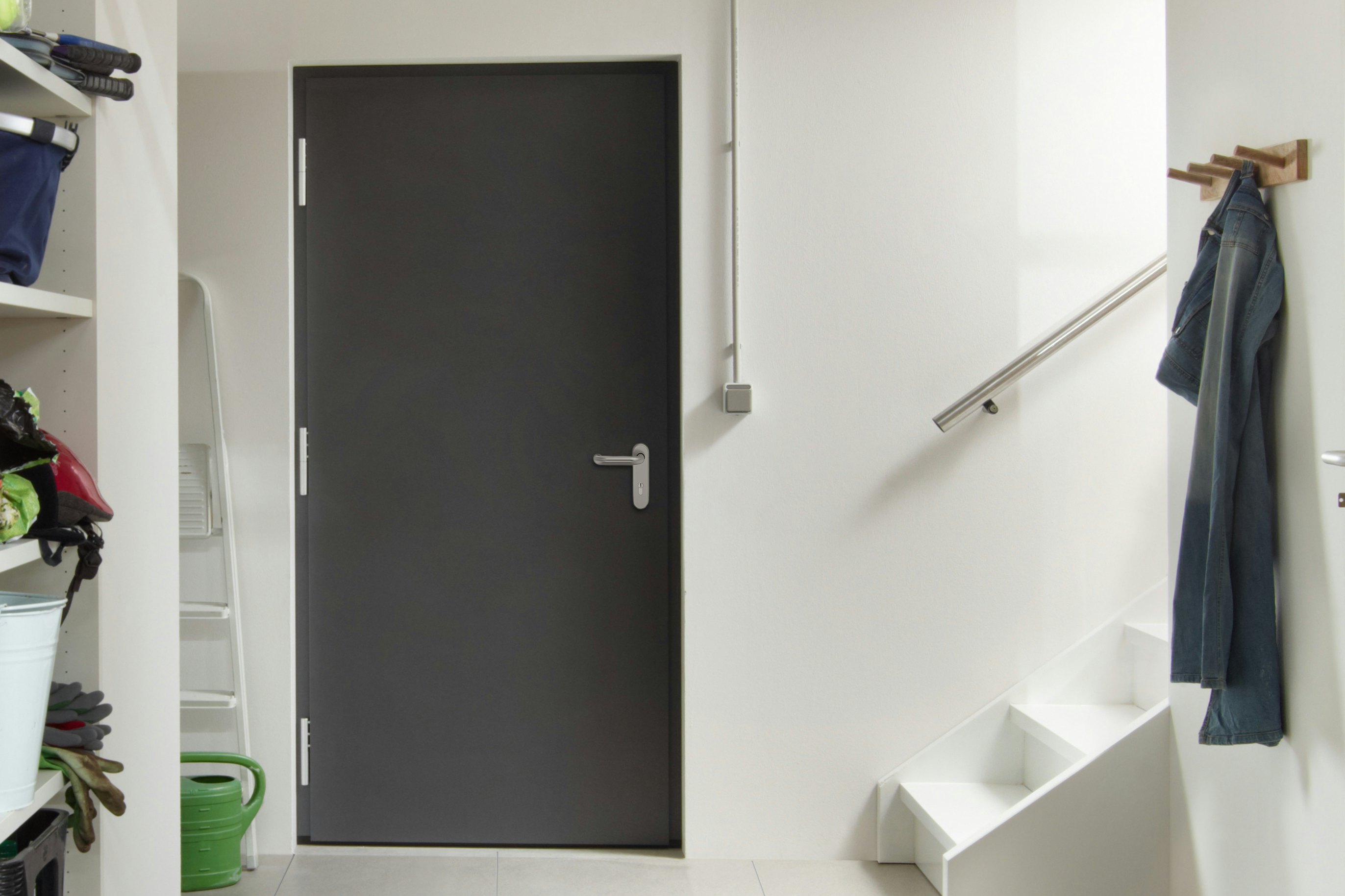 The KSI Thermo65 steel security door combines outstanding thermal insulation with break-in-resistant security features of security class RC2. Basement corridor with door