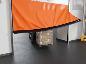 Gute Gründe für Schnelllauftore und Industrie-Sektionaltore... Orangefarbenes flexibles Schnelllauftor, das von einem Gabelstapler aus den Seitenteilen gerissen wird.