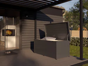 Gute Gründe für Hörmann Stauraumsysteme: Terrasse mit offener Gartenbox