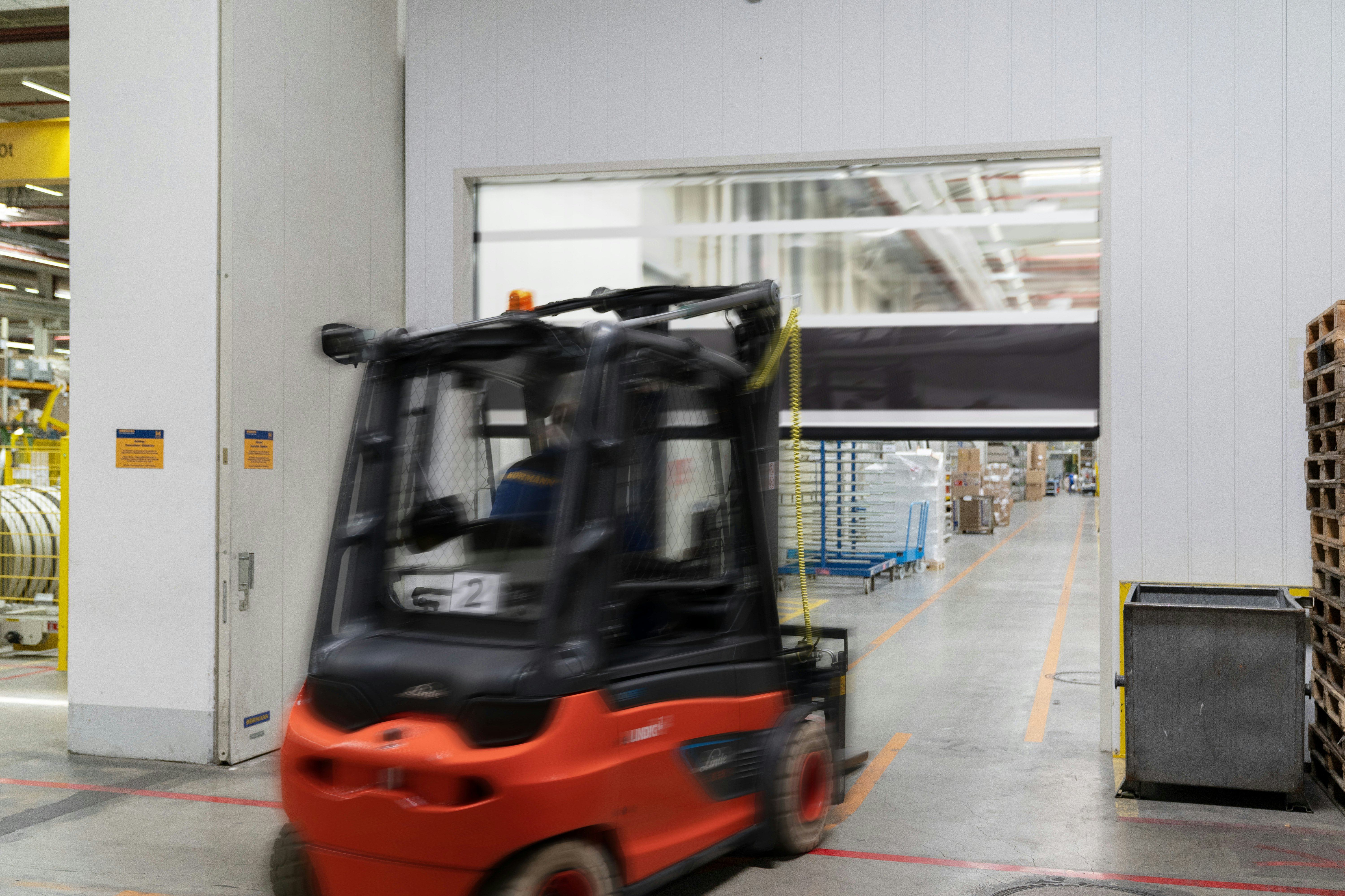 The high opening speed of more than 4 m/s protects the HS 5040 TurboLux S from Hörmann against impact damage. Forklift truck quickly approaching a high-speed door