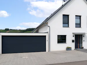Plaingrain overview:
An identical look and feel for door... Weißes Einfamilienhaus mit Garage