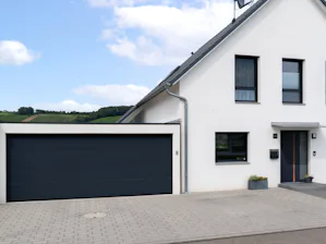 Plaingrain overview:
An identical look and feel for door... Weißes Einfamilienhaus mit Garage