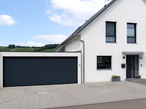 Plaingrain auf einen Blick:
Erstmals optisch und haptisch... Weißes Einfamilienhaus mit Garage