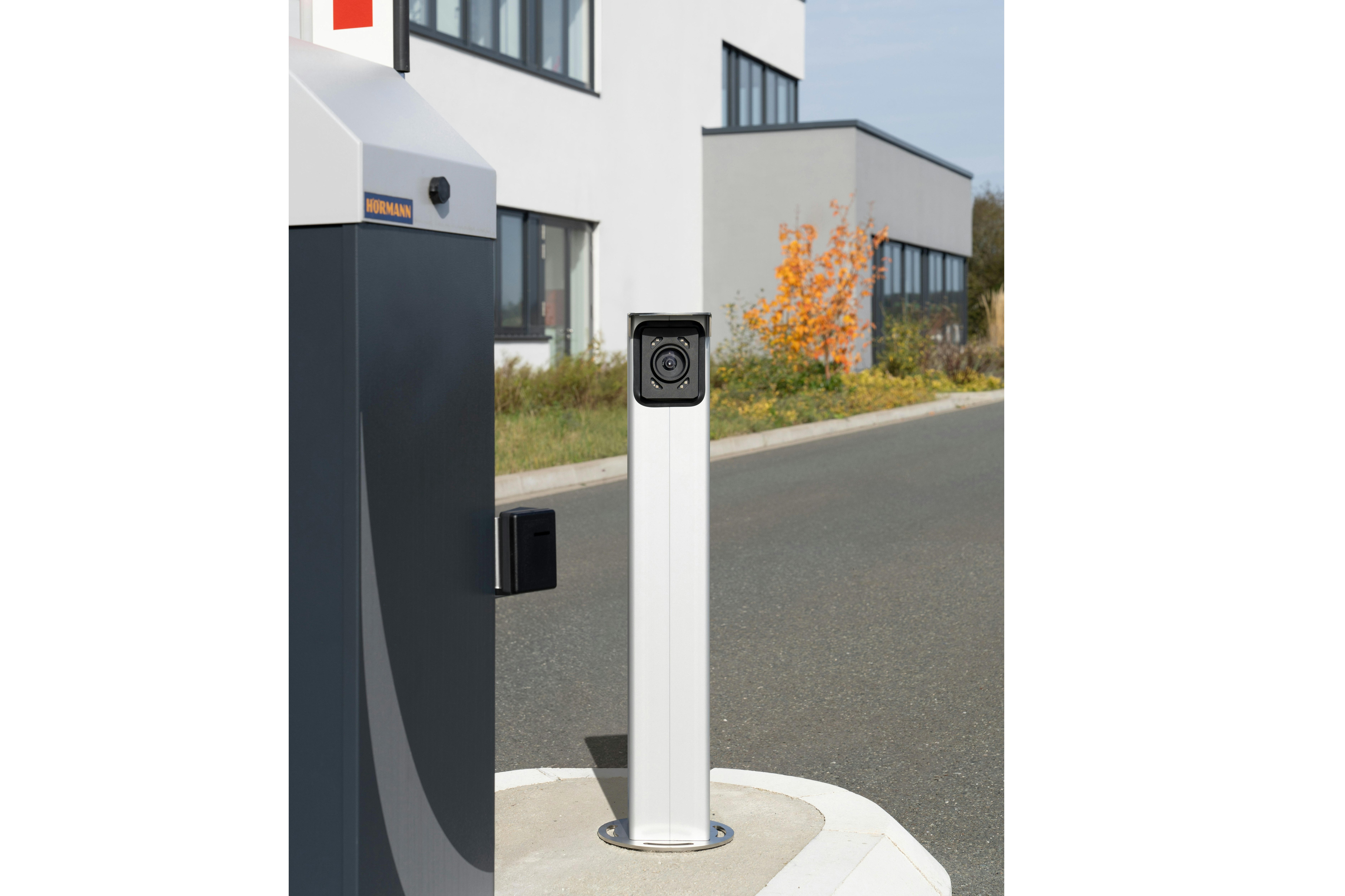 Innovative: the smart stand-alone camera HCAM Smart. Camera installed in the entrance area of a car park