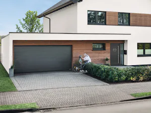 Unsere Aktionsprodukte:
GaragentoreHaus- und... Frau mit Kind vor einem Haus mit Garagentor und Haustür