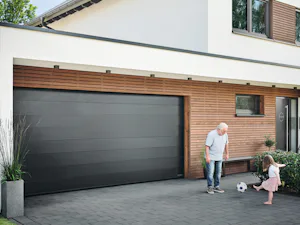 Unsere Aktionsprodukte:
GaragentoreHaus- und... Mann mit Kind vor einem Garagentor