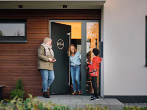 Unsere Aktionsprodukte:
GaragentoreHaus- und... Zwei Frauen und ein Junge vor einer Haustür