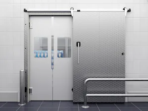Hörmann Isoliertüren und Isoliertore auf einen Blick:
Neu:... Geschlossene PE-Pendeltür, geöffnete Isoliertür als Schiebetür
