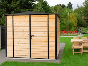 Gute Gründe für Hörmann Stauraumsysteme: Garten mit Gerätehaus mit Holz-Beplankung