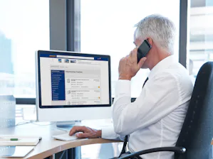 Digitale Services bei Hörmann auf einen... Mann am Computer