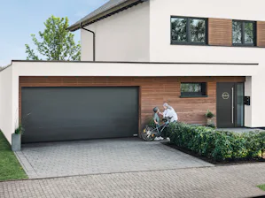 Hörmann. Mit Sicherheit fürs ganze Leben. Die Entscheidung für ein Garagentor oder eine Tür für das eigene Zuhause möchte sorgfältig und richtig getroffen werden, und am besten nur einmal fürs ganze Leben. Denn ein Tor oder eine Tür ist viel...