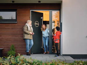 Voordeuren die veiligheid uitstralen De aluminium voordeuren van Hörmann, zoals de ThermoSafe, ThermoSafe Hybrid en ThermoPlan Hybrid, bieden u:
• RC3-veiligheidsuitvoering standaard (optioneel RC4)
• Verborgen scharnieren en...