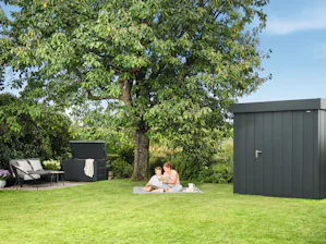 Kinder entdecken ihre Umgebung mit Neugier – doch gerade im... Kinder entdecken ihre Umgebung mit Neugier – doch gerade im Garten kann das schnell gefährlich werden. Deshalb gilt: Spielgeräte wie Schaukeln, Rutschen oder Klettergerüste regelmässig auf Stabilität...