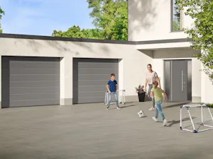 Garážové brány Hörmann za akciové ceny Spielende Kinder in Garageneinfahrt mit modernen Garagentoren von Hörmann