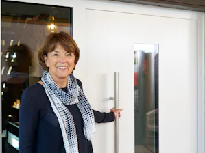 Nur wenige Schritte bis zu Ihrer neuen Haustür
Bei Ihrem... Nur wenige Schritte bis zu Ihrer neuen Haustür
Bei Ihrem Hörmann Vertriebspartner sind Sie in guten Händen: Nach der qualifizierten Fachberatung wird vor Ort Aufmaß genommen und auf dieser Basis ein...