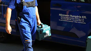 Ki végezheti a karbantartást?
A karbantartást csak olyan... Ki végezheti a karbantartást?
A karbantartást csak olyan szakképzett és tapasztalt szakember végezheti, aki ismeri a vonatkozó munkavédelmi és biztonsági előírásokat, képes felmérni a kapu állapotát...