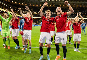 Fotball og Hörmann hår gått hånd i hånd i mer enn 25 år.... Fotball og Hörmann hår gått hånd i hånd i mer enn 25 år. Familiebedriften Hörmann har et aktivt samarbeid med nasjonale fotballforeninger i mer enn 15 land. I Norge startet samarbeidet med NFF i 2006....