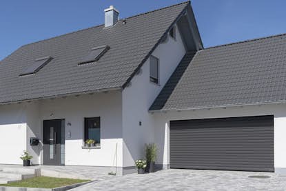 biely dom s tmavou strechou biely dom s tmavou strechou