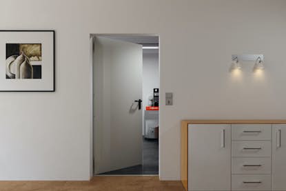 biele dvere do pivnice biele dvere do pivnice