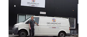 Deurdacht Medewerker van Deurdacht voor de bedrijfsbus en - pand van Deurdacht in Hoogeveen.