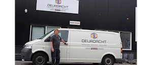 Deurdacht Medewerker van Deurdacht voor de bedrijfsbus en - pand van Deurdacht in Hoogeveen.
