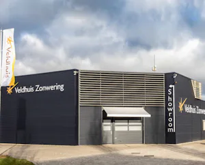 Veldhuis Pand van Veldhuis, verkoper van garagedeuren, in Zwaag.