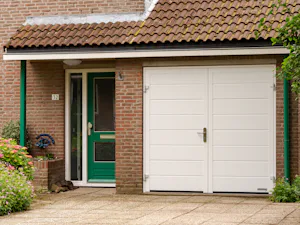 Met een openslaande garagedeur kunt u fietsen of... Met een openslaande garagedeur kunt u fietsen of tuinapparaten gemakkelijk uit de garage halen.
