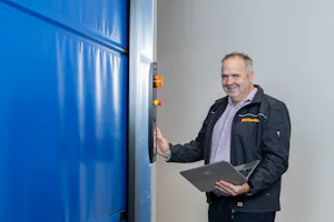 Op basis van praktijkervaring adviseren onze... Serviceadviseur van Hörmann voert een inspectie uit.