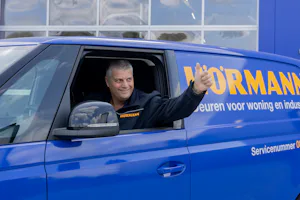 Op basis van praktijkervaring adviseren onze... Serviceadviseur van Hörmann rijdt weg in Hörmann bedrijfsbus.