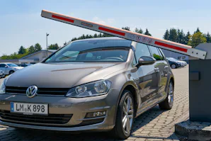 SH 50 og SH 100 egner seg til sikring av private... SH 50 og SH 100 egner seg til sikring av private parkeringsplasser eller bedriftens uteområdet. Begge modeller leveres med oval bomarm og integrert LED-belysning i dekselet.
SH 50 leveres med en...