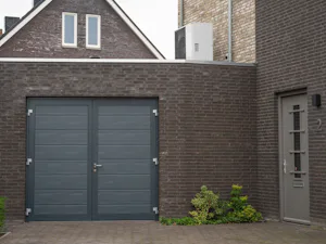 Deze garagedeur is ontworpen met het oog op een lange... NT80-2