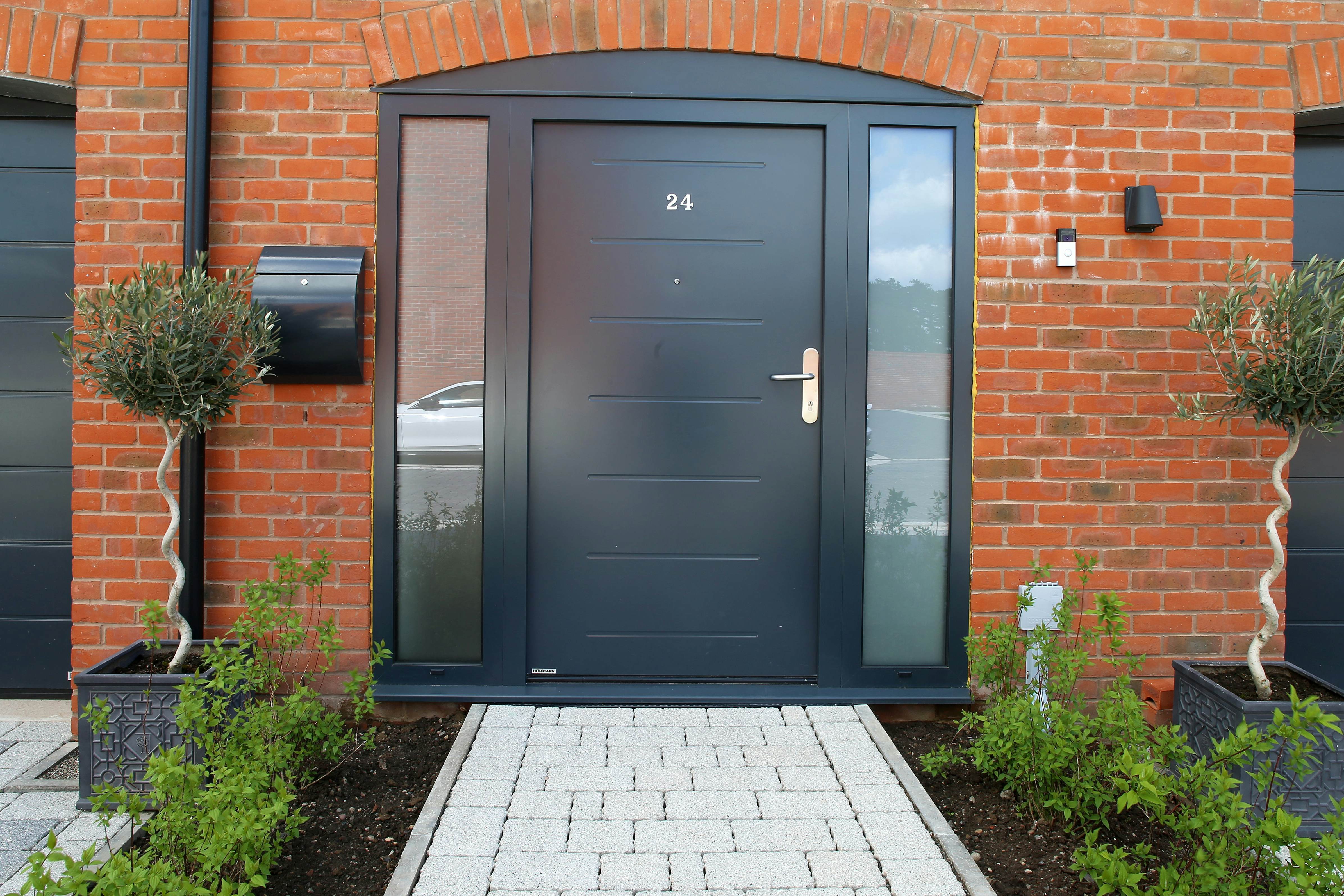 Porte d'entrée à panneaux ou porte monobloc ?