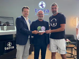 Tennis Ralf Weber (l.), TERRA WORTMANN OPEN tournament director, and Goran Ivanišević (r.), Croatian tennis coach and former player, presented Axel Becker, Managing Director Sales / Marketing International at Hörmann, with the 2023 Sponsor of the Year award.