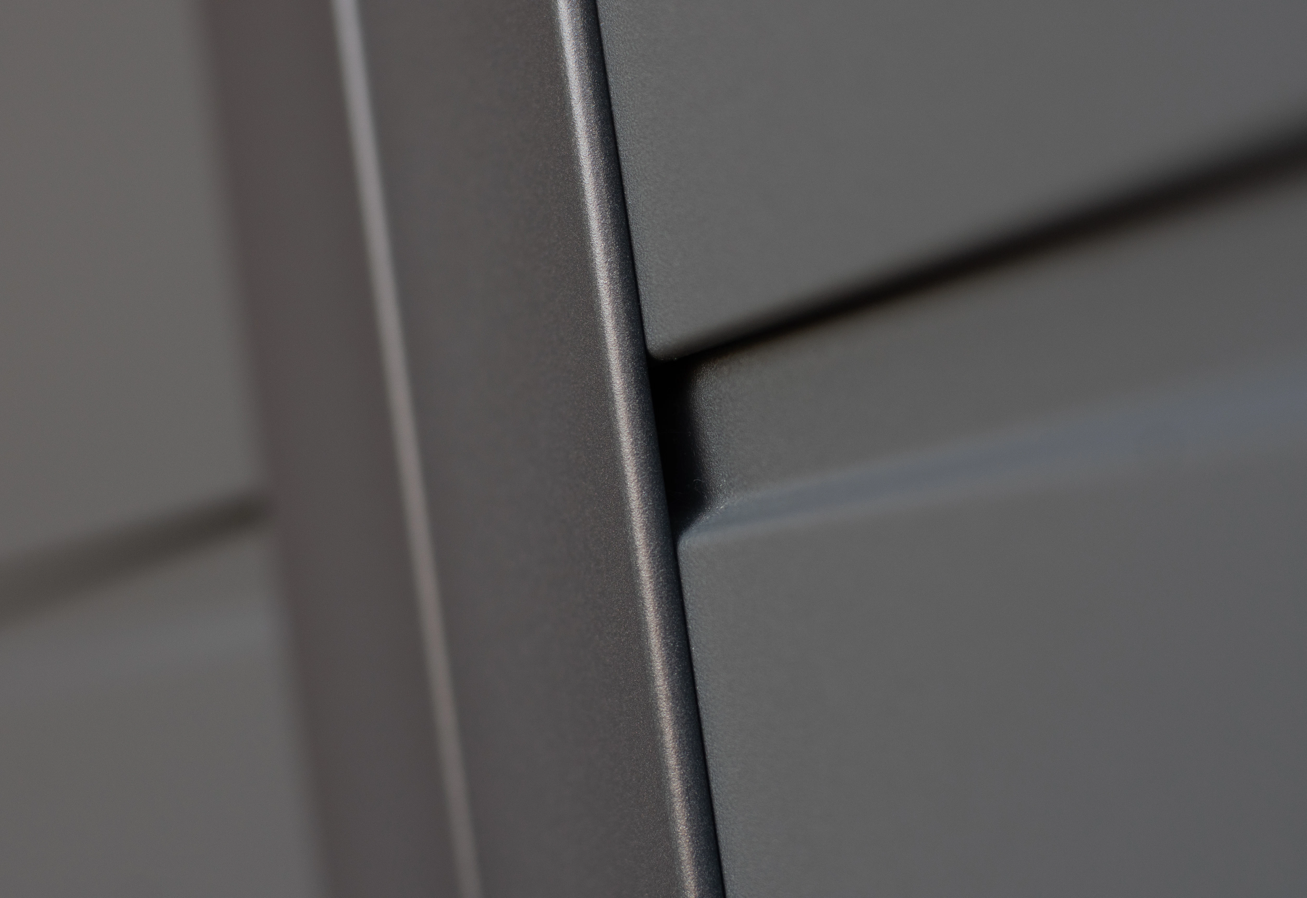 Detailfoto van een grijze, openslaande garagedeur van Hörmann