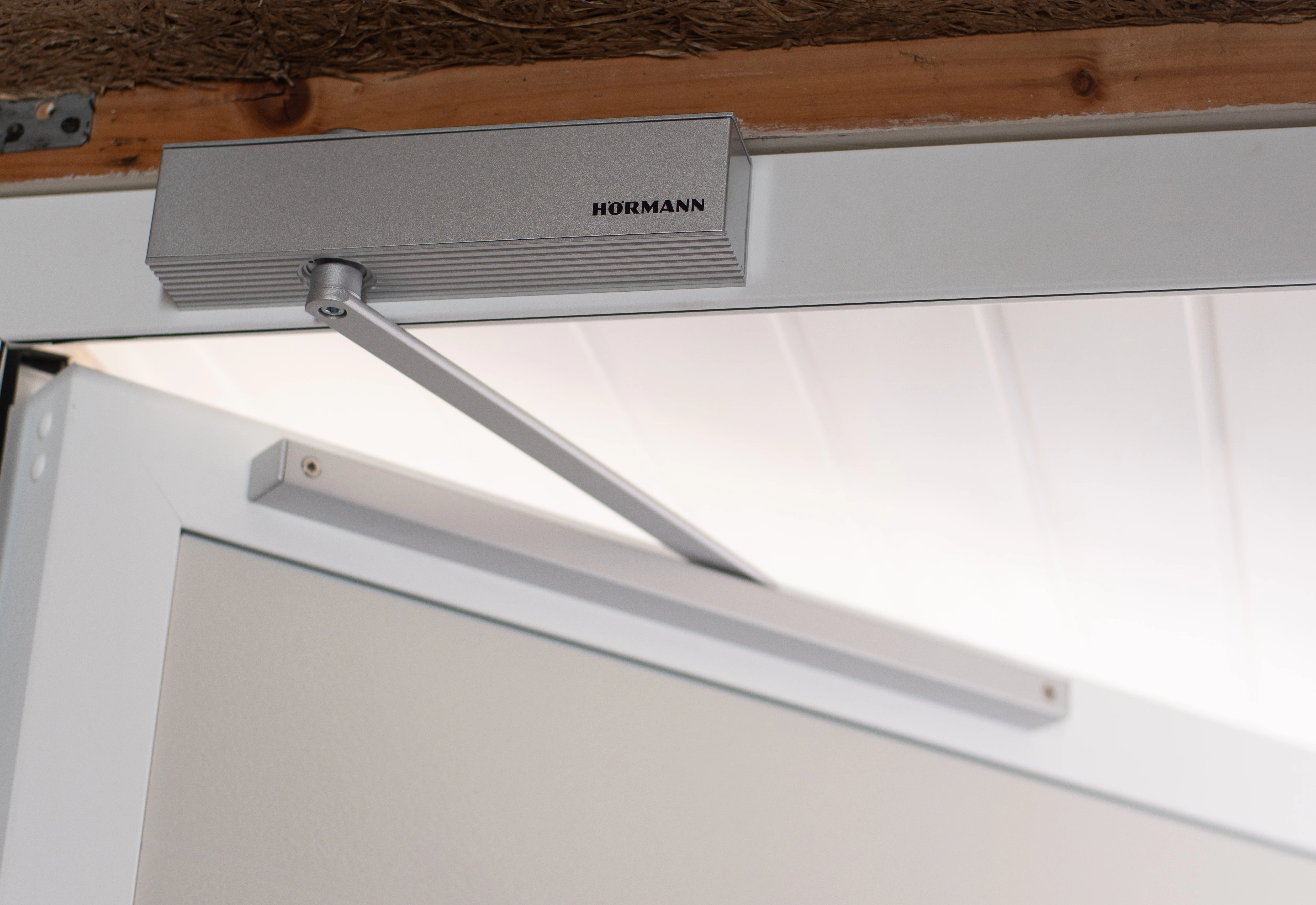 Witte detailfoto van een openslaande garagedeur van Hörmann