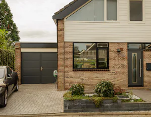 De NT60-2 is vervaardigd met dubbelwandige stalen panelen... De NT60-2 is vervaardigd met dubbelwandige stalen panelen gevuld met polyurethaan, wat niet alleen zorgt voor stevigheid, maar ook voor een lange levensduur. De deurvulling heeft een bouwdiepte van 42...