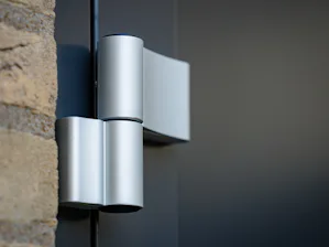 Deze openslaande deur biedt de mogelijkheid om één of beide... Deze openslaande deur biedt de mogelijkheid om één of beide deurvleugels te openen, wat zorgt voor maximale flexibiliteit. Dit maakt de deur ideaal voor garages die ook worden gebruikt als...