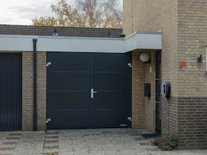 De NT60-2 is vervaardigd met dubbelwandige stalen panelen... De NT60-2 is vervaardigd met dubbelwandige stalen panelen gevuld met polyurethaan, wat niet alleen zorgt voor stevigheid, maar ook voor een lange levensduur. De deurvulling heeft een bouwdiepte van 42...