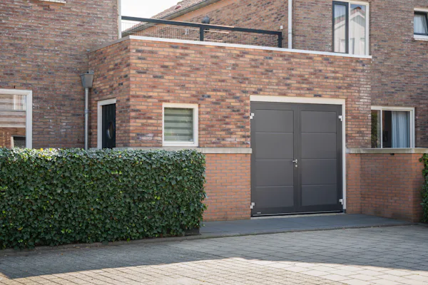 Openslaande garagedeur in grijs in een woning in Alkmaar.