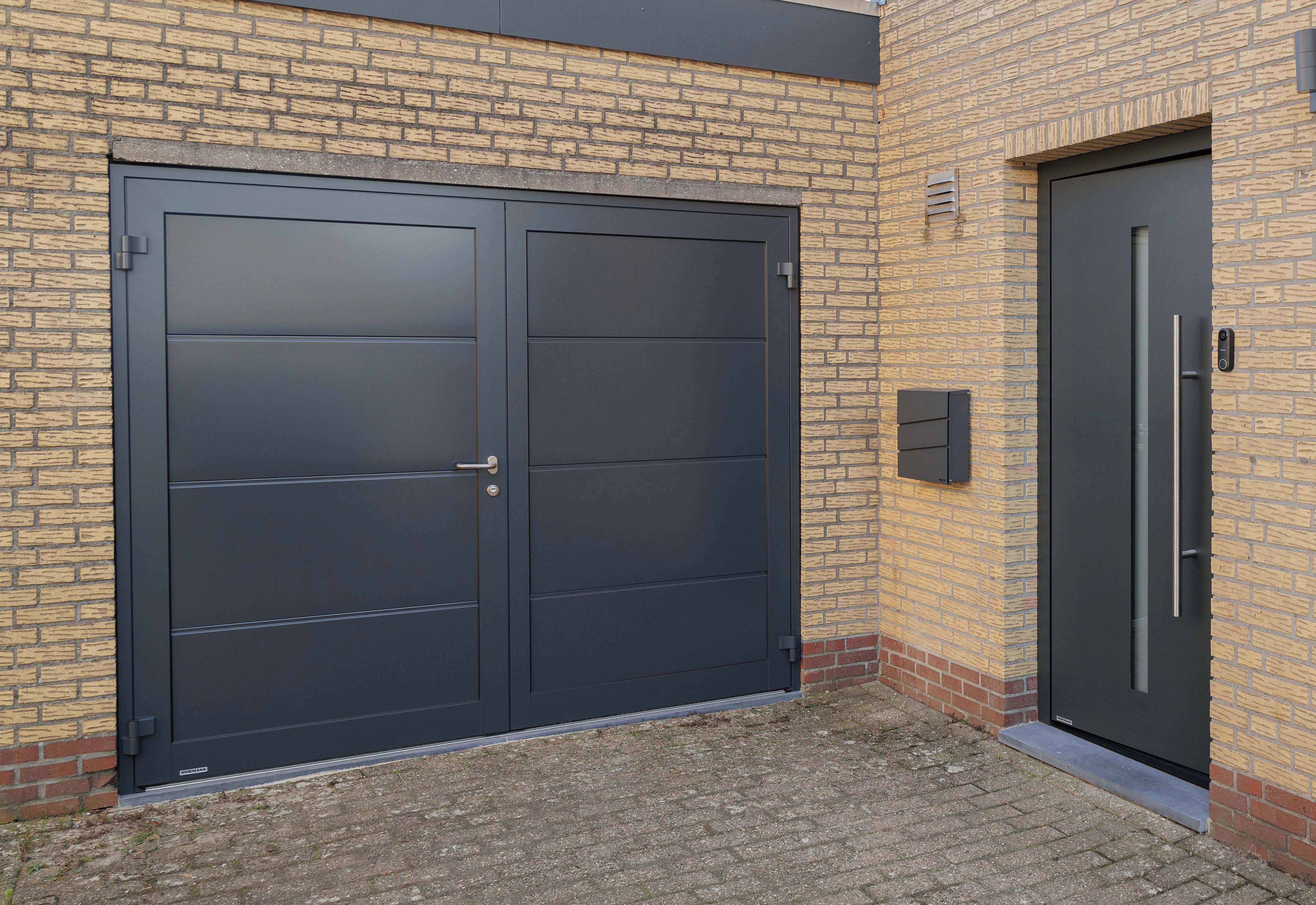 NT80-2
De NT80-2 is de extra geïsoleerde openslaande... NT80-2
De NT80-2 is de extra geïsoleerde openslaande garagedeur. Thermisch onderbroken aluminiumprofielen en 42 mm stalen panelen zorgen voor een verbeterde U-waarde. Perfect voor garages die grenzen...