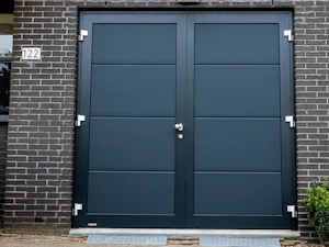 Deze garagedeur is ontworpen met het oog op een lange... Deze garagedeur is ontworpen met het oog op een lange levensduur. De solide constructie omvat dubbelwandige stalen panelen en geëxtrudeerde aluminium profielen. Dit zorgt voor stevigheid en...