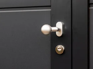 De NT80-2 biedt flexibiliteit door de mogelijkheid om één of... De NT80-2 biedt flexibiliteit door de mogelijkheid om één of beide deurvleugels te openen. Dit is ideaal voor garages die niet alleen voor voertuigen worden gebruikt, maar ook als opslagruimte of...