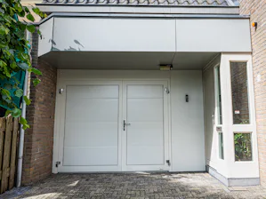 Deze garagedeur is ontworpen met het oog op een lange... Deze garagedeur is ontworpen met het oog op een lange levensduur. De solide constructie omvat dubbelwandige stalen panelen en geëxtrudeerde aluminium profielen. Dit zorgt voor stevigheid en...