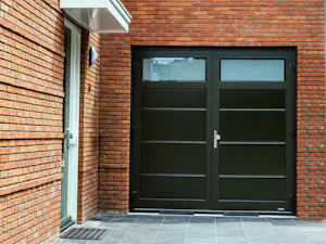 Deze garagedeur is ontworpen met het oog op een lange... Deze garagedeur is ontworpen met het oog op een lange levensduur. De solide constructie omvat dubbelwandige stalen panelen en geëxtrudeerde aluminium profielen. Dit zorgt voor stevigheid en...
