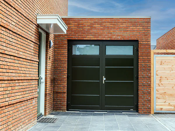 Openslaande garagedeur NT80-2 met raamelementen | Hörmann