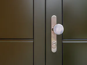 De NT80-2 biedt flexibiliteit door de mogelijkheid om één of... De NT80-2 biedt flexibiliteit door de mogelijkheid om één of beide deurvleugels te openen. Dit is ideaal voor garages die niet alleen voor voertuigen worden gebruikt, maar ook als opslagruimte of...