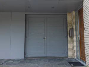 Deze garagedeur is ontworpen met het oog op een lange... Deze garagedeur is ontworpen met het oog op een lange levensduur. De solide constructie omvat dubbelwandige stalen panelen en geëxtrudeerde aluminium profielen. Dit zorgt voor stevigheid en...