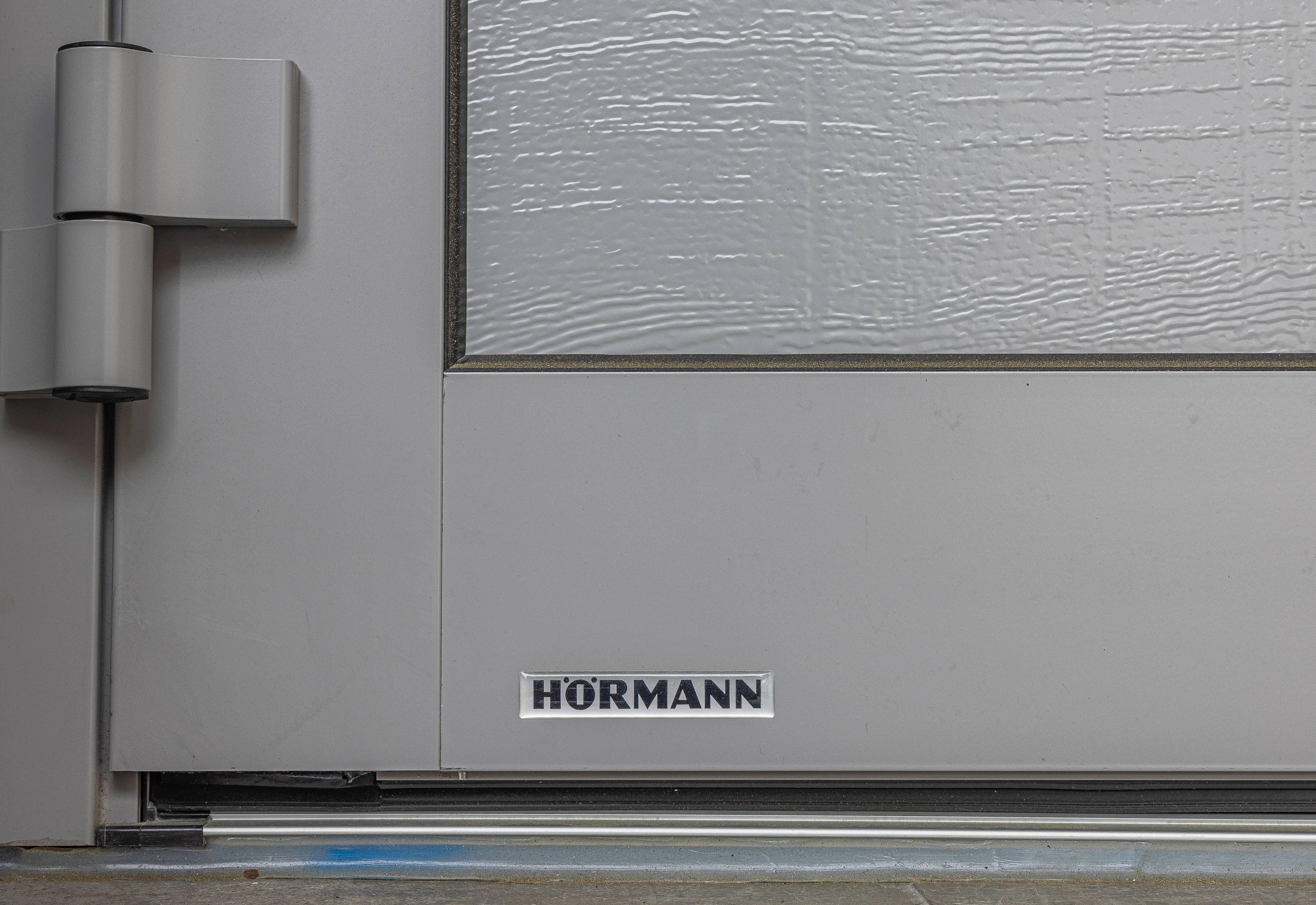 Lichtgrijze openslaande garagedeur van Hörmann
